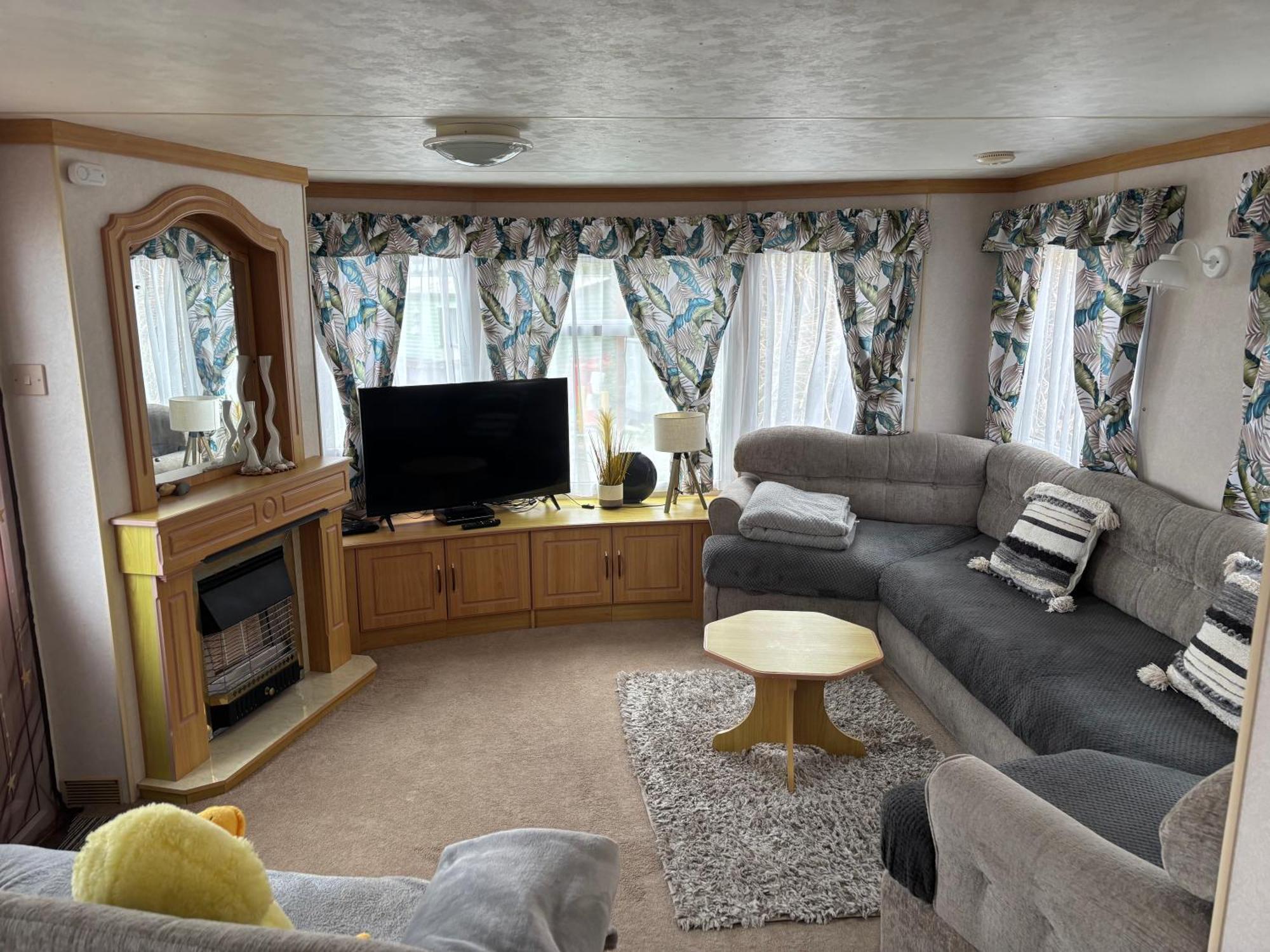 Hilltop Hideaway 2 Bed Caravan With Panoramic Town Scenery In Village F8 *
